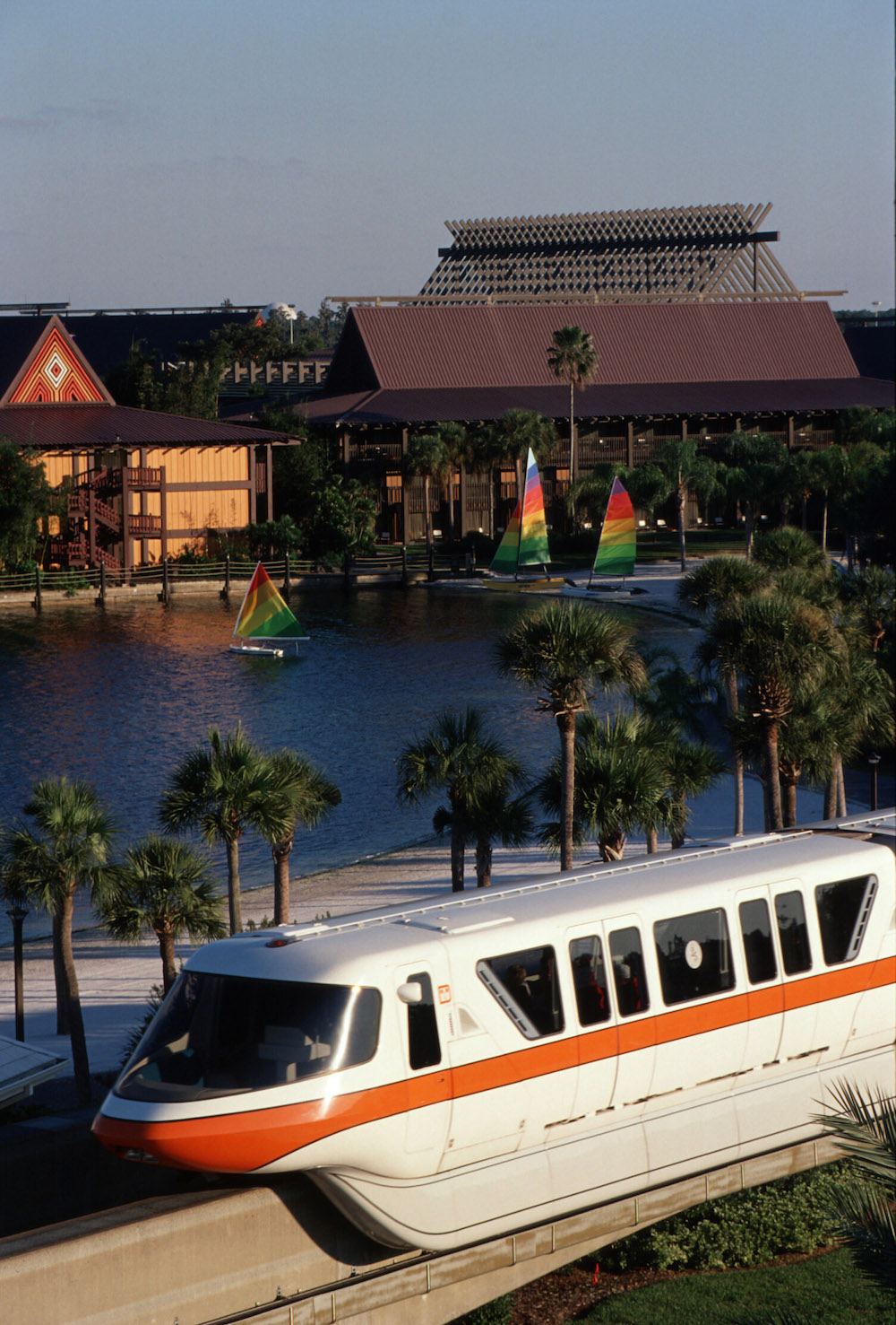 Monorail-Disney-Polynesian-Resort.jpg