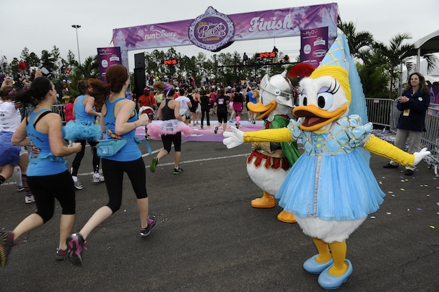 Daisy Duck waves runners in